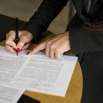 mujer firmando un documento