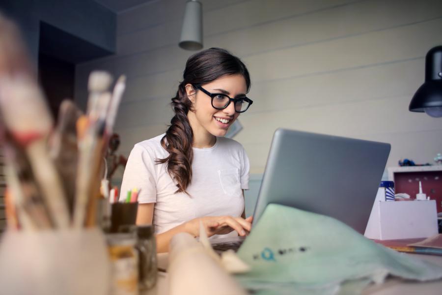 Fotografía de una persona en una computadora