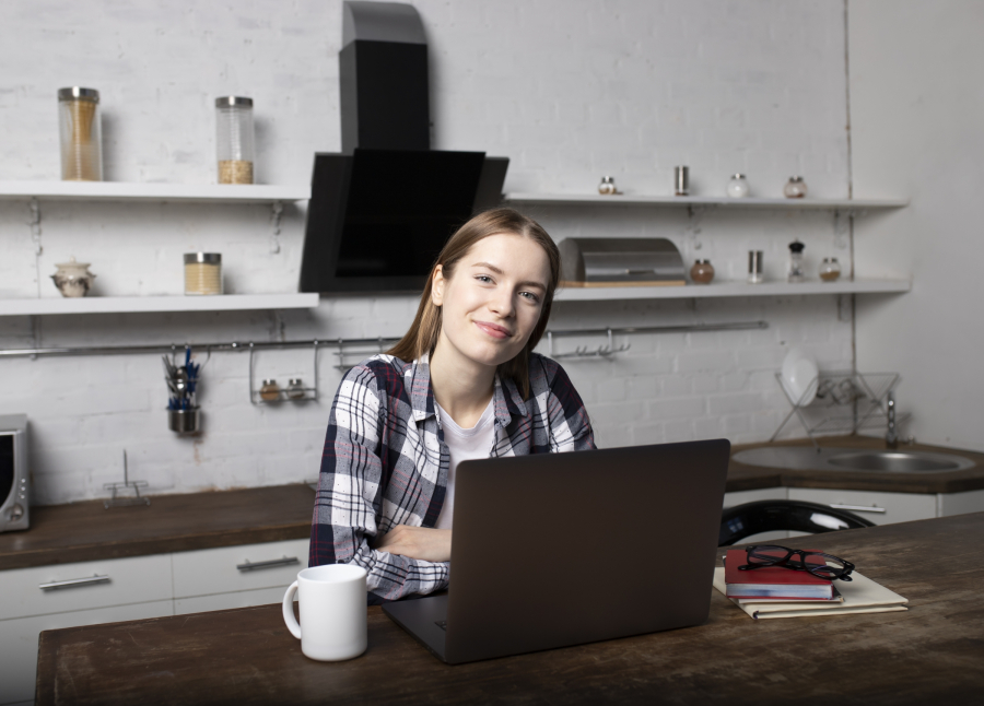 Joven trabajando en la computadora