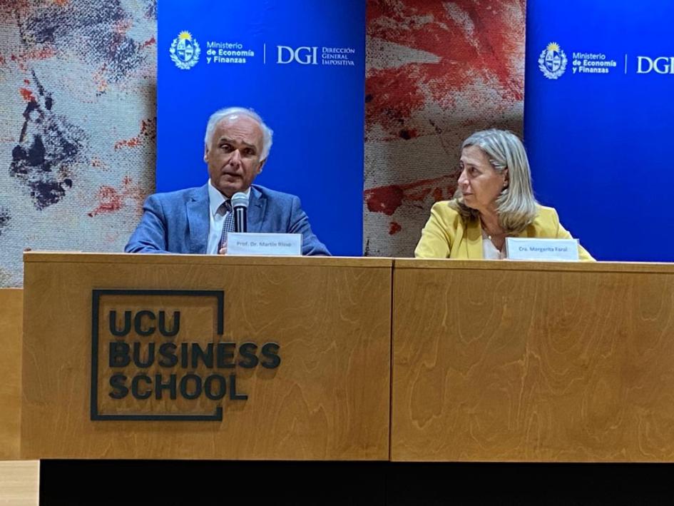 Jornadas de Ética Administración Tributaria El doctor Risso y la directora de la DGI Margarita Faral en la presentación de las Jornadas de Ética