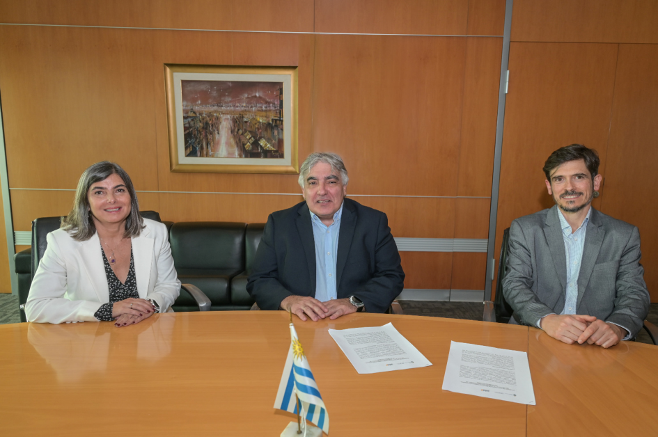 Autoridades de DGI y Antel