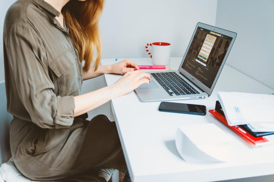 en línea mujer trabajando con computadora
