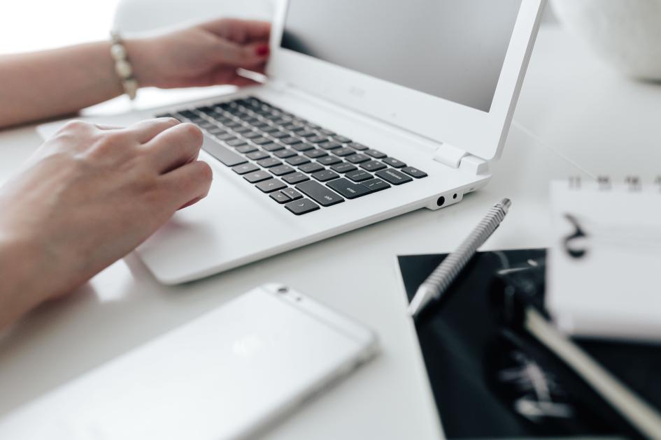 Servicio en línea manos trabajando sobre un teclado de notebook
