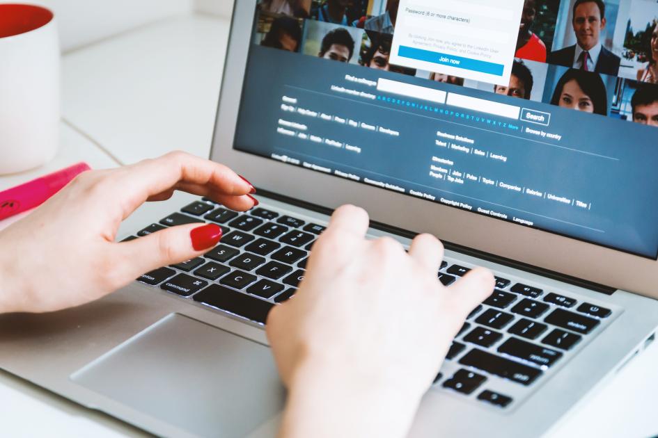 Servicios en línea manos trabajando sobre un teclado de notebook