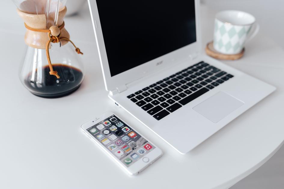 Servicios en línea notebook abierta sobre escritorio