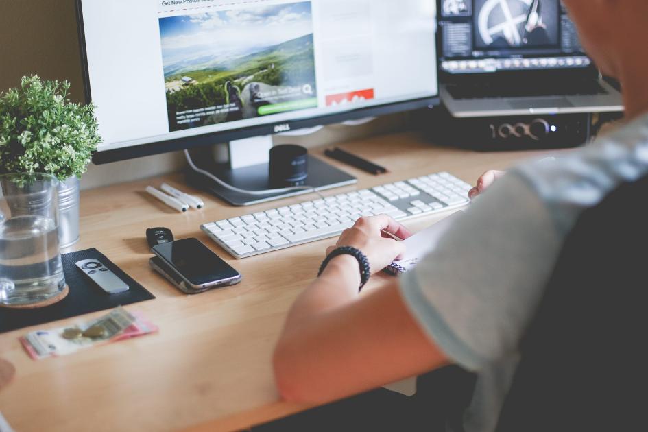 Servicios en línea manos trabajando sobre un teclado de notebook