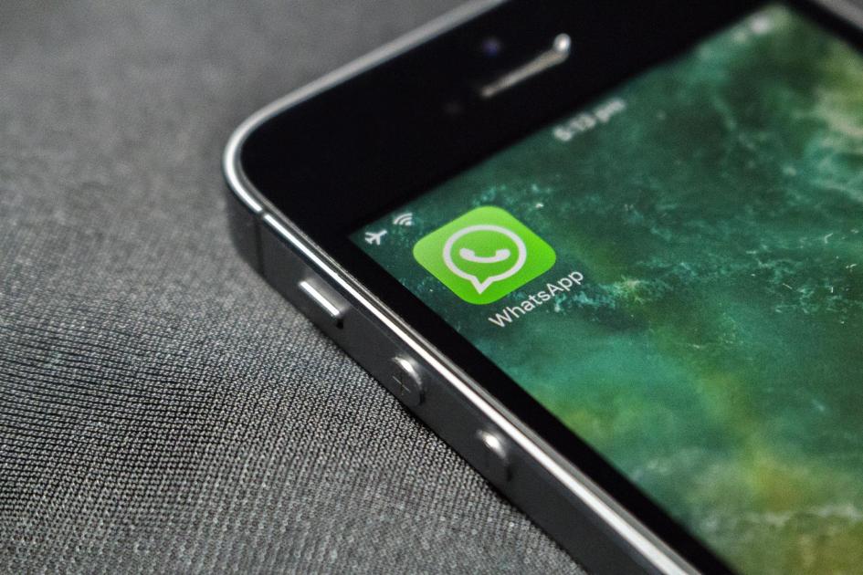 Alerta a contribuyentes por estafas telefónicas celular con logo de whatsapp
