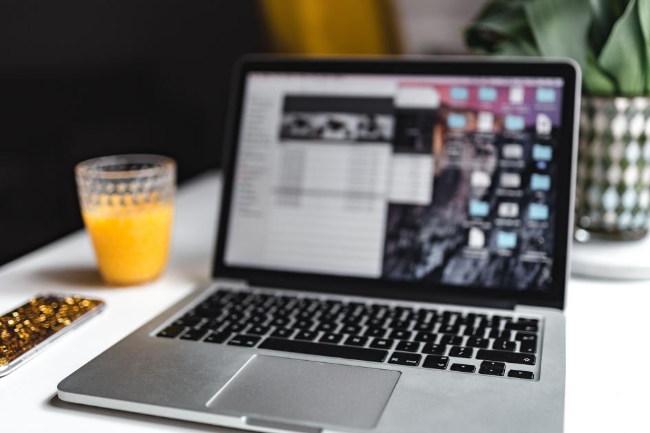 Servicio en línea notebook abierta sobre escritorio