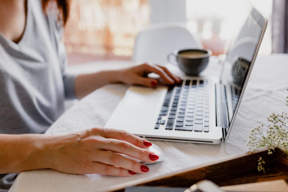 Servicios en línea manos trabajando sobre un teclado de notebook