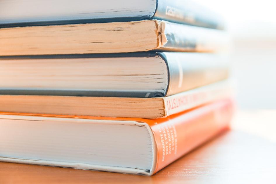 Concurso libros apilados