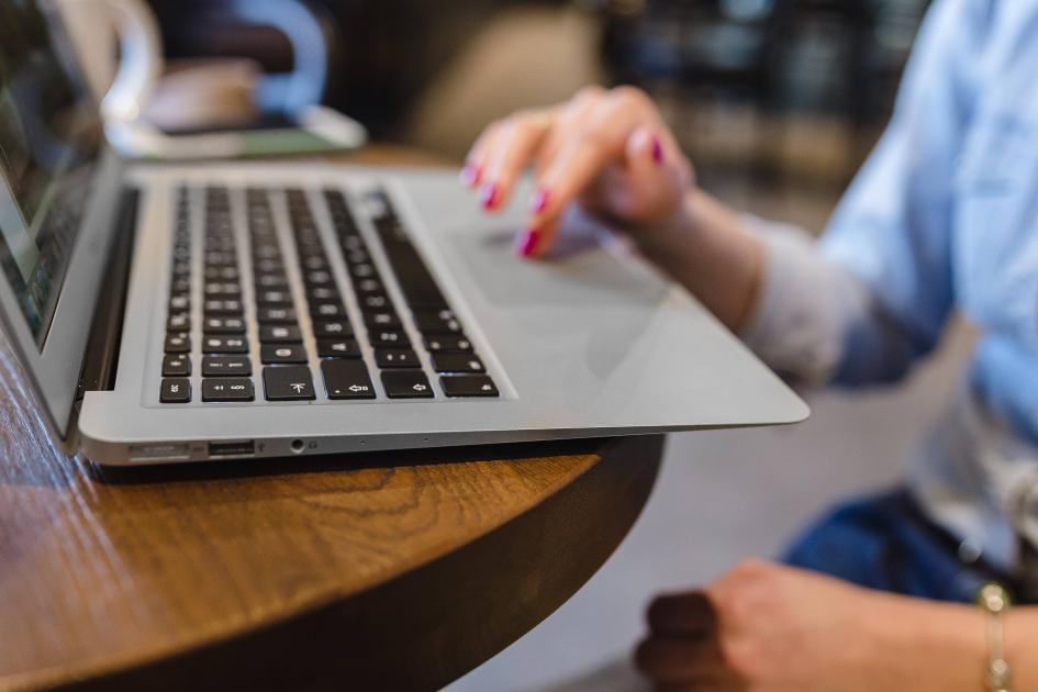 Servicios en línea manos trabajando sobre un teclado de notebook