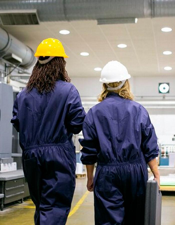 Fotografía de dos empleados de una planta 
