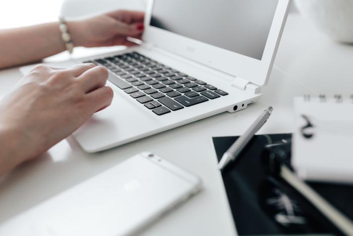 Servicio en línea manos trabajando sobre un teclado de notebook