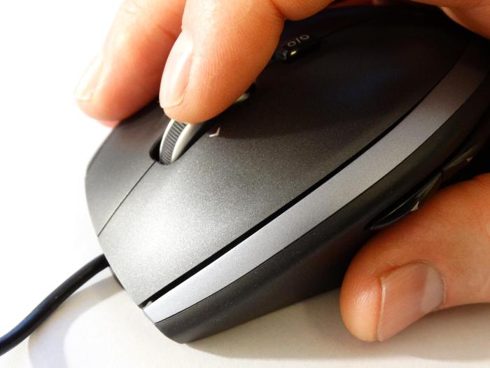 Comercio exterior mano manejando un mouse