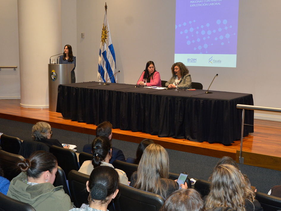 Magdalena Paladino de la UVyT y de Adriana Sampayo, directora de la Unidad de Litigación
