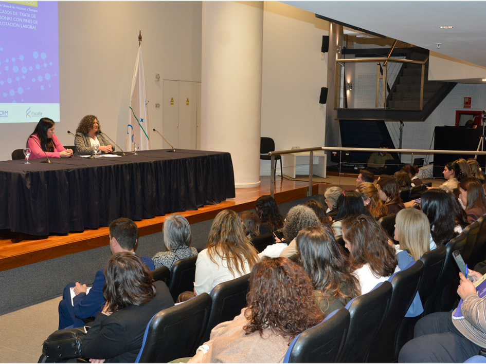 Magdalena Paladino de la UVyT y de Adriana Sampayo, directora de la Unidad de Litigación