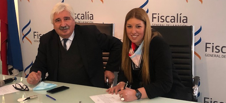 Fiscal Burgueño firmando junto al fiscal Juan Gómez Fiscal Burgueño firmando junto al fiscal Juan Gómez