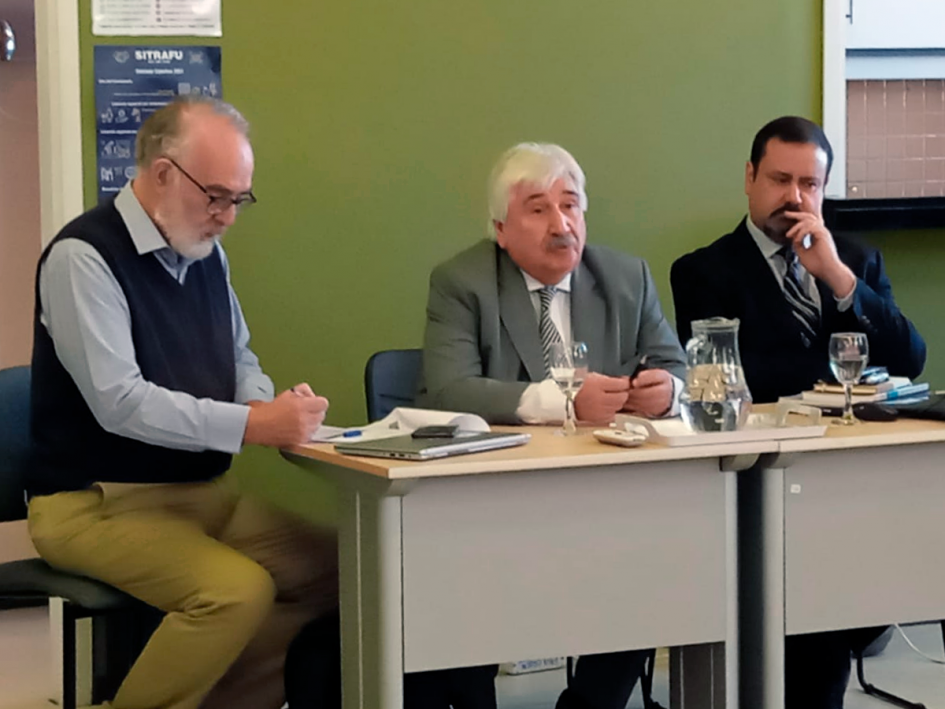 El fiscal Juan Gómez junto a los profesores chilenos Leonardo Moreno y Rafael Blanco. El fiscal Juan Gómez junto a los profesores chilenos Leonardo Moreno y Rafael Blanco.