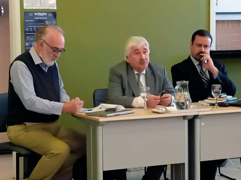 El fiscal Juan Gómez junto a los profesores chilenos Leonardo Moreno y Rafael Blanco.