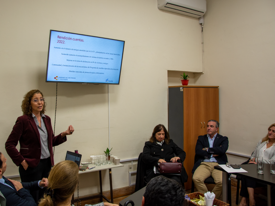 Mariela Solari presentando ante el Gabinete interinstitucion el informe de rendición de cuentas 2022