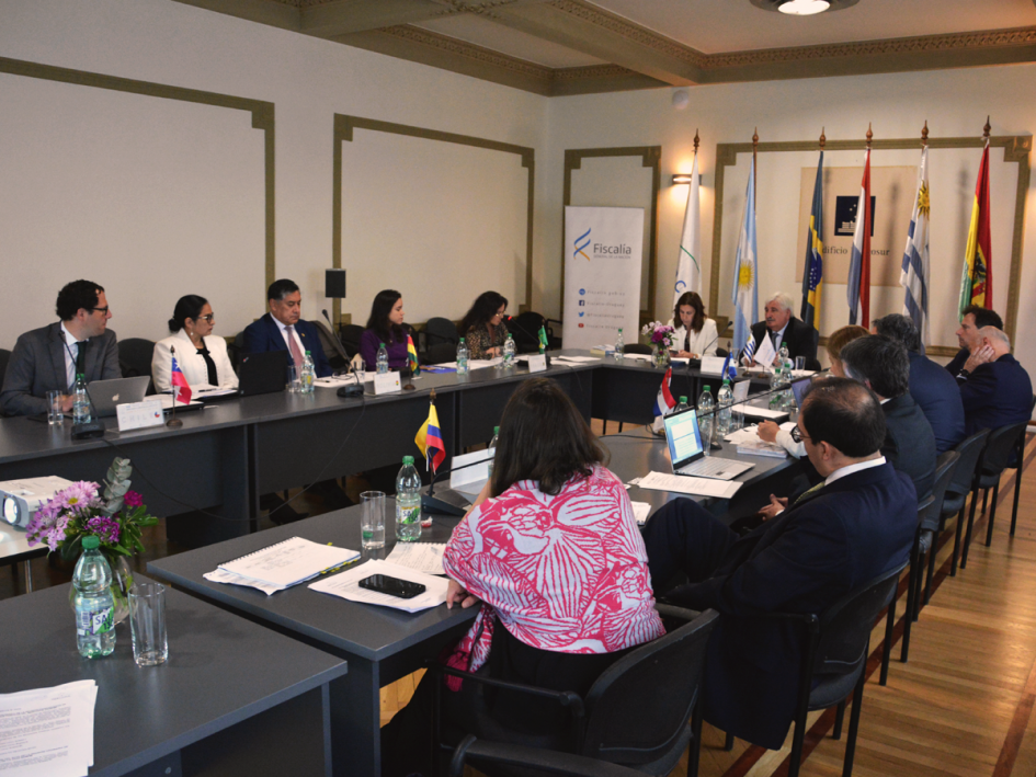 Fiscales Generales y representantes de los Ministerios Públicos de la región durante la reunión