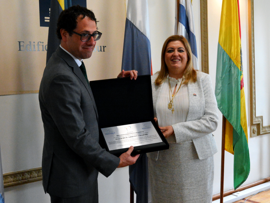Fiscal de Paraguay entrega reconocimiento al fiscal chileno en nombre de la REMPM