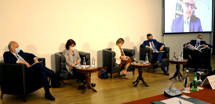 Fiscal de Corte participa de panel junto a otros invitados