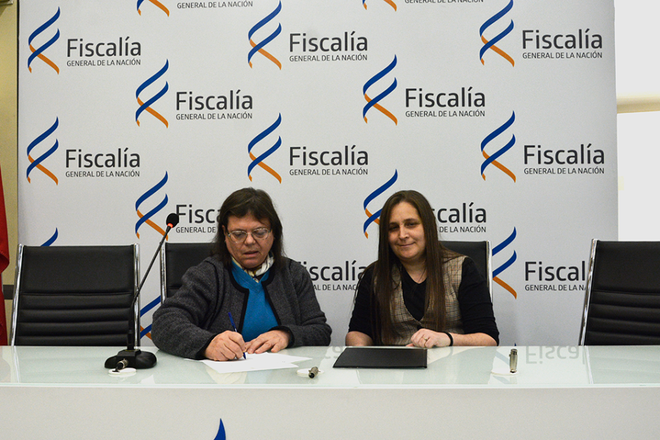 La Dra. Natalia Carabajal junto a la fiscal de Corte subrogante Mónica Ferrero firmando el acta