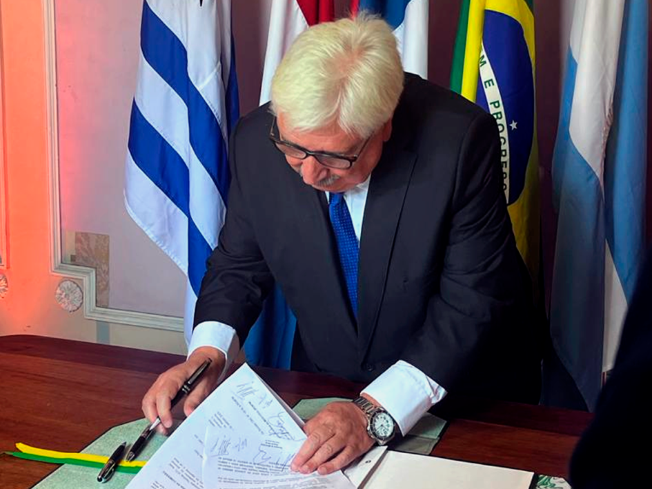 Fiscal de Corte Juan Gómez firma acta de la reunión Fiscal de Corte Juan Gómez firma acta de la reunión