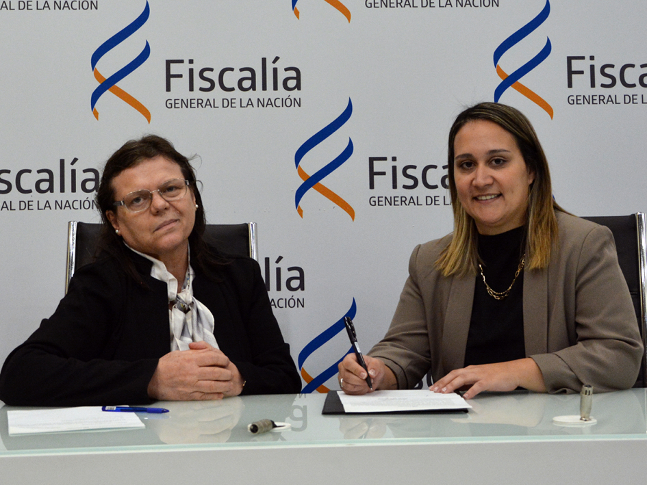 La Dra. María Agustina Camirotti junto a la Fiscal de Corte (S) Mónica Ferrero