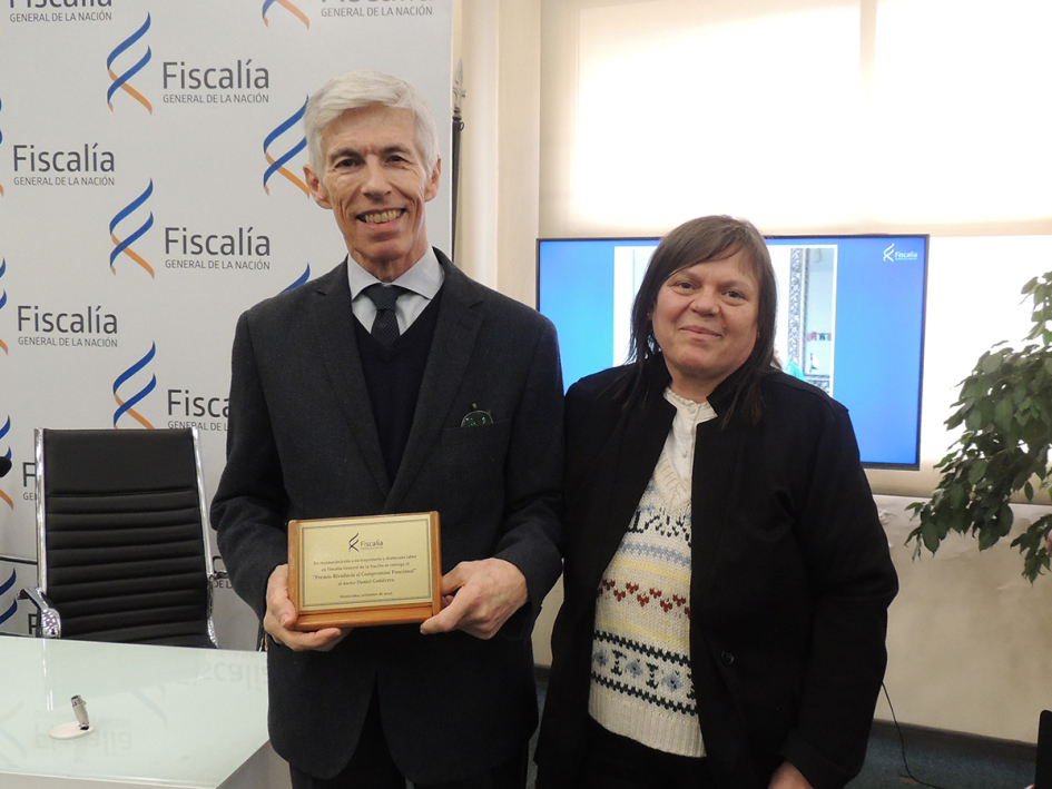 Fiscal Daniel Gutiérrez, ganador del "Premio Rivadavia", con la fiscal de Corte (S) Mónica Ferrero Fiscal Daniel Gutiérrez, ganador del "Premio Rivadavia", con la fiscal de Corte (S) Mónica Ferrero