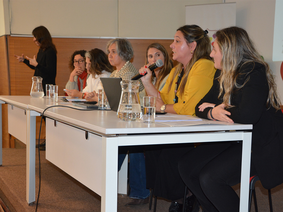 Directora de la UVyT, Manuela Reguera, realizando comentarios del Informe Directora de la UVyT, Manuela Reguera, realizando comentarios del Informe