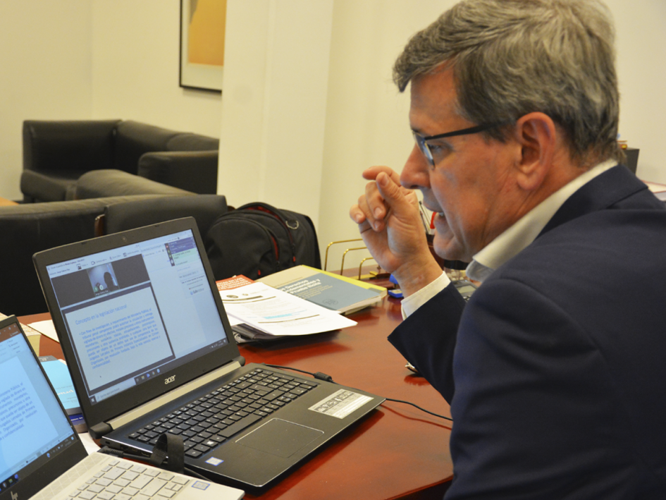 Fiscal de Corte exponiendo en el taller de la OEA Fiscal de Corte exponiendo en el taller de la OEA