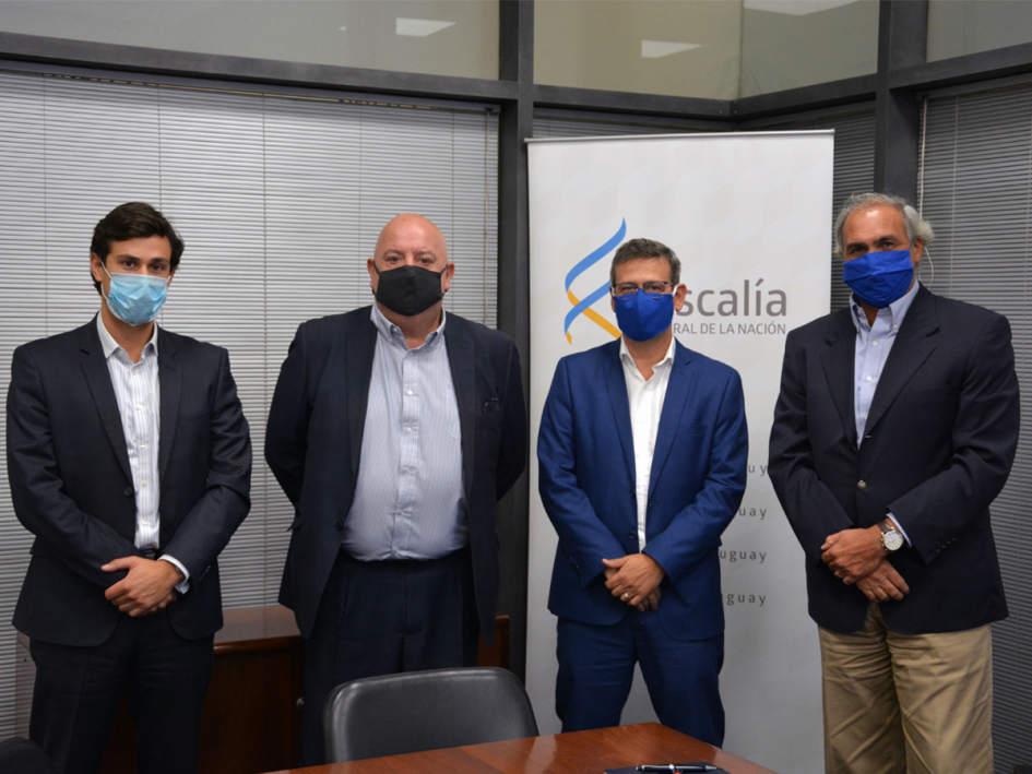 Fiscal de Corte Jorge Díaz junto con los representantes de la Asociación de Abogados Penalistas Fiscal de Corte Jorge Díaz junto con los representantes de la Asociación de Abogados Penalistas