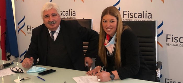 Fiscal Burgueño firmando junto al fiscal Juan Gómez Fiscal Burgueño firmando junto al fiscal Juan Gómez