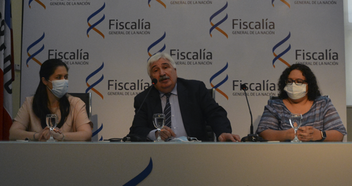 Fiscal de Corte Juan Gómez junto a fiscales Adriana Sampayo y Mariana Alfaro