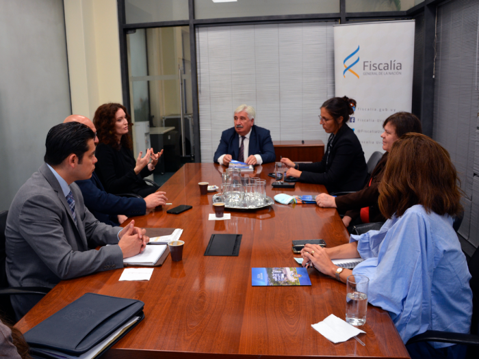 Fiscal de Corte junto a representantes de ILEA y de la Embajada de EEUU en Uruguay