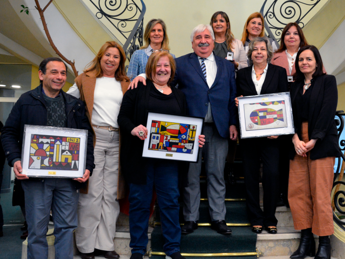 El Fiscal de Corte y la Secretaria General junto a los funcionarios homenajeados El Fiscal de Corte y la Secretaria General junto a los funcionarios homenajeados