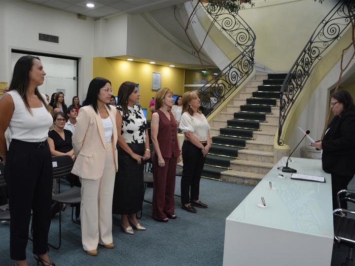 Fiscales prestando juramento