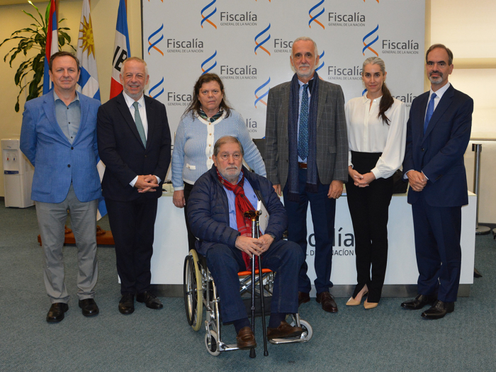 Representantes de la Sociedad Interamericana de Prensa junto a la Fiscal de Corte Mónica Ferrero