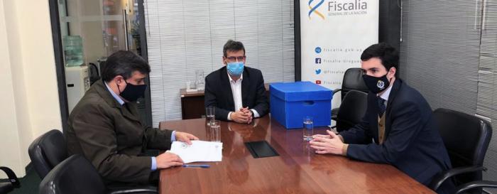 Fiscal de Corte Jorge Díaz junto a representantes del Ministerio de Defensa