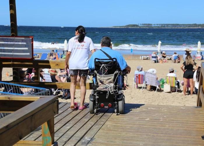 Persona con discapacidad en la playa