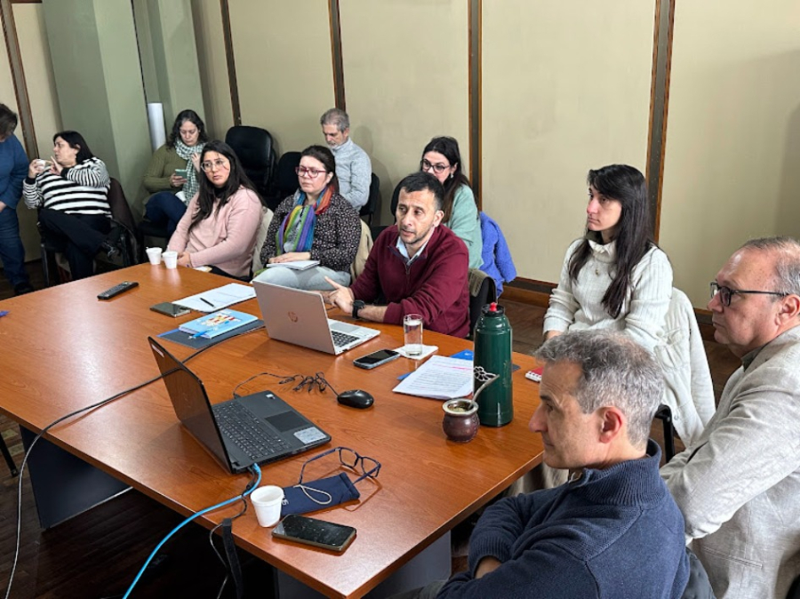 Equipo de la IDE junto a docentes y tutores durante la jornada de geoalfabetización