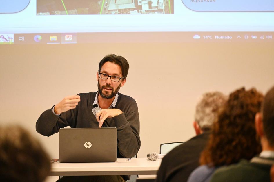 Coordinador de IDE presentando en los talleres de INE
