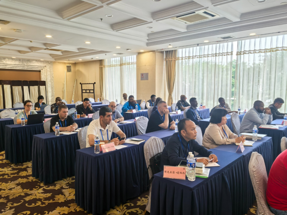 Representantes de los distintos países que participaron del Seminario durante una exposición técnica