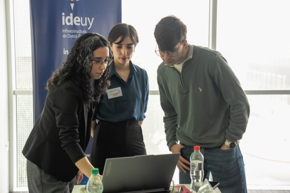 Intercambio de experiencias para fortalecer el uso de información geoespacial en Uruguay Intercambio de experiencias para fortalecer el uso de información geoespacial en Uruguay