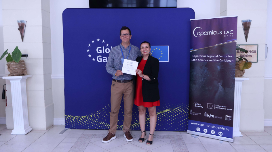 La coordinadora ejecutiva de CopernicusLAC Chile entrega el diploma al coordinador de la IDE La coordinadora ejecutiva de CopernicusLAC Chile entrega el diploma al coordinador de la IDE