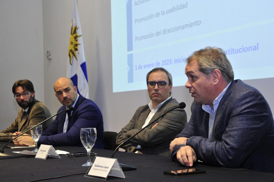 Actividad lanzamiento Sistema Único de Direcciones. Fotografía: Comunicaciones Presidencia. Mesa de oradores, de derecha a izquierda Brugnoni, Paguas, Aboal y López