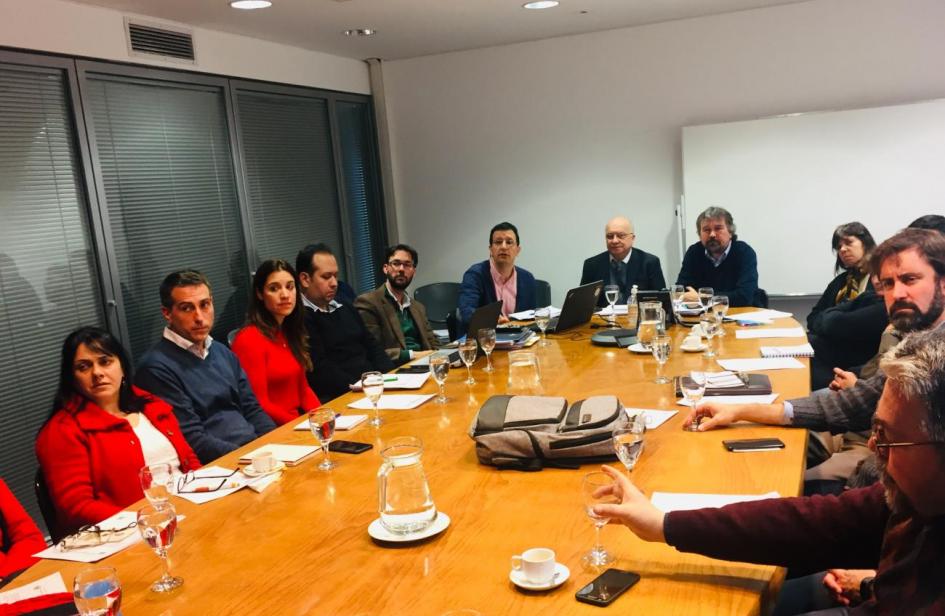  Reunión Consejo Honorario, integrantes reunidos en mesa redonda en sala de piso 10 de Torre Ejecutiva.