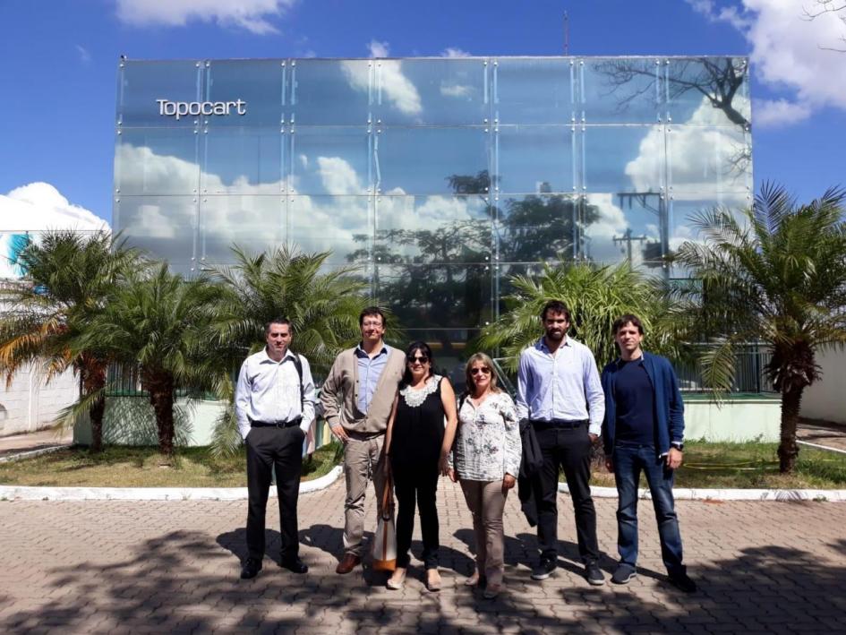 Técnicos uruguayos frente a la empresa Topocart en el marco de la visita a Brasilia para capacitarse.